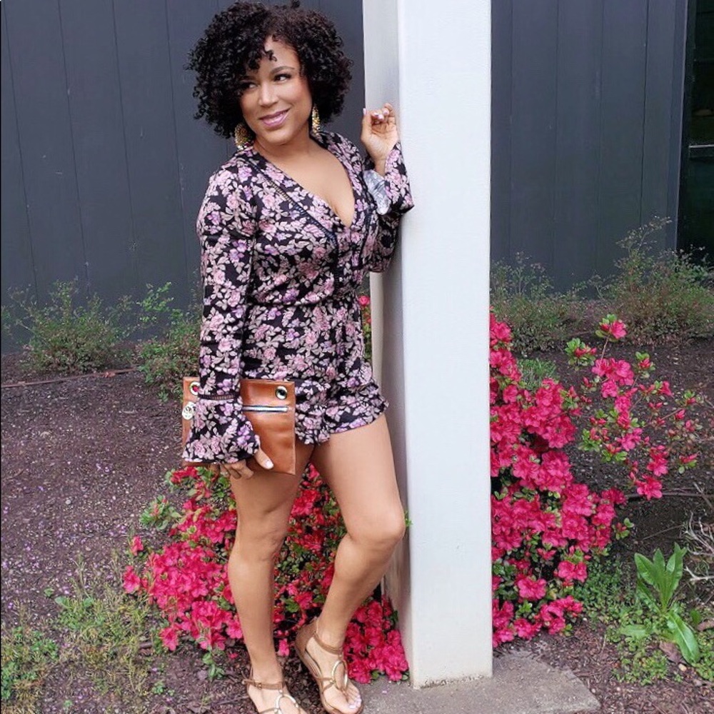 Black floral long sleeve romper W/v neckline. - Picture 4 of 8